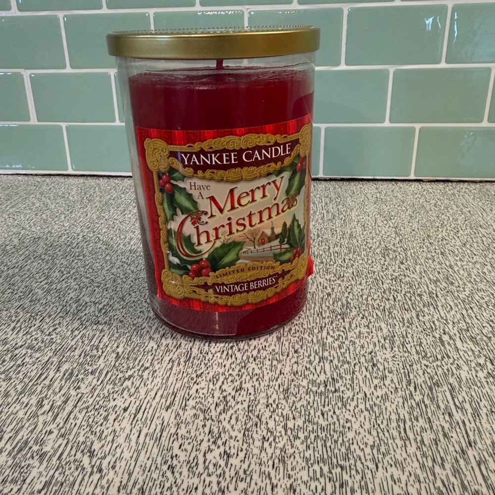 Yankee Candle 2-wick, 20oz Jar Limited Edition ‘Vintage Berries’, Holiday